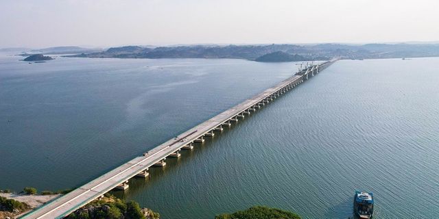 Named after the late President John Magufuli, the bridge is a cornerstone of Tanzania’s Vision 2025. The project connects Kigongo and Busisi in just 4 minutes—previously a 35-minute ferry ride. Officials hail it as a game-changer for commerce and mobility.