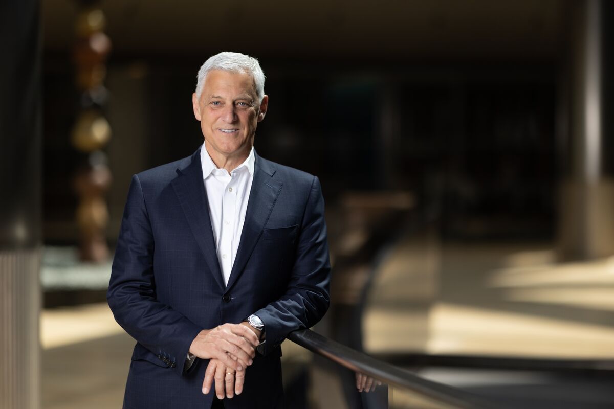 While Goldman Sachs and JPMorgan tighten their return-to-office mandates, Standard Chartered is charting a different course. The bank insists flexibility is the future of workplace culture in finance. This approach may prove attractive for talent seeking balance in a demanding industry.