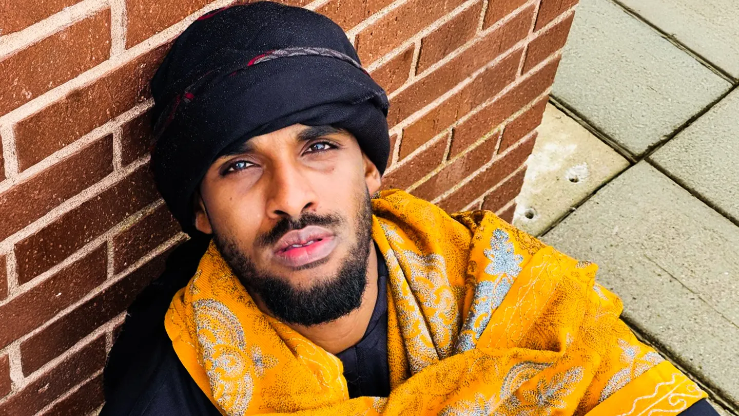From his breakout hit “Hamar Bila” to chart-topping collaborations like “Safari” with Bien-Aimé Baraza, Suldaan’s star continues to rise. With performances alongside icons like Davido and sold-out venues from Brooklyn to London, he’s redefining Somali music on the world stage.
