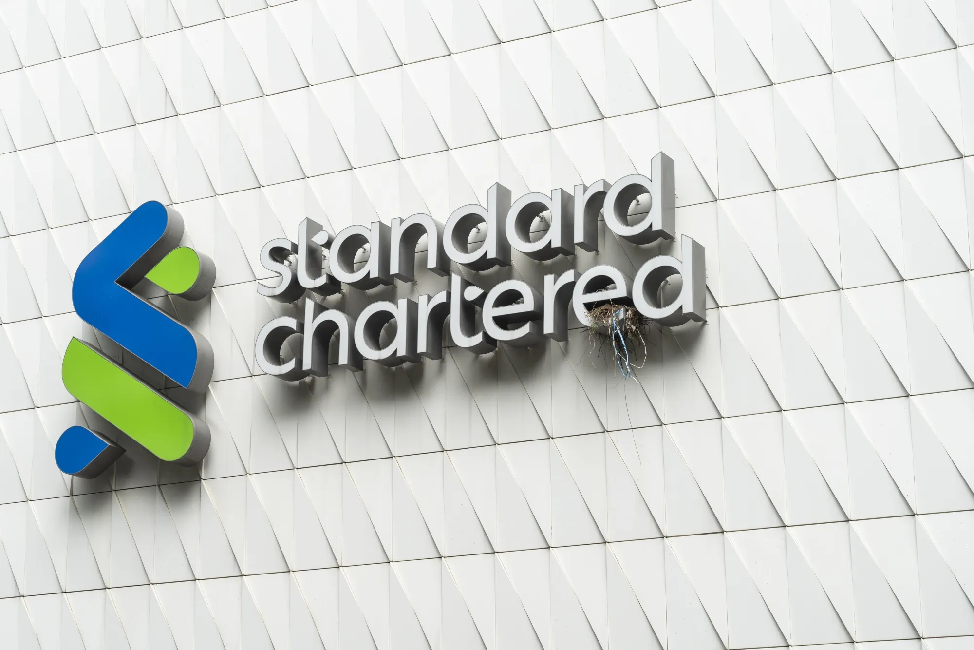 Standard Chartered reshuffles leadership as Dalu Ajene takes over Africa operations while Kenya prepares for a CEO transition. The move highlights growing pressure on the bank’s Kenyan unit amid declining profits and rising competition.